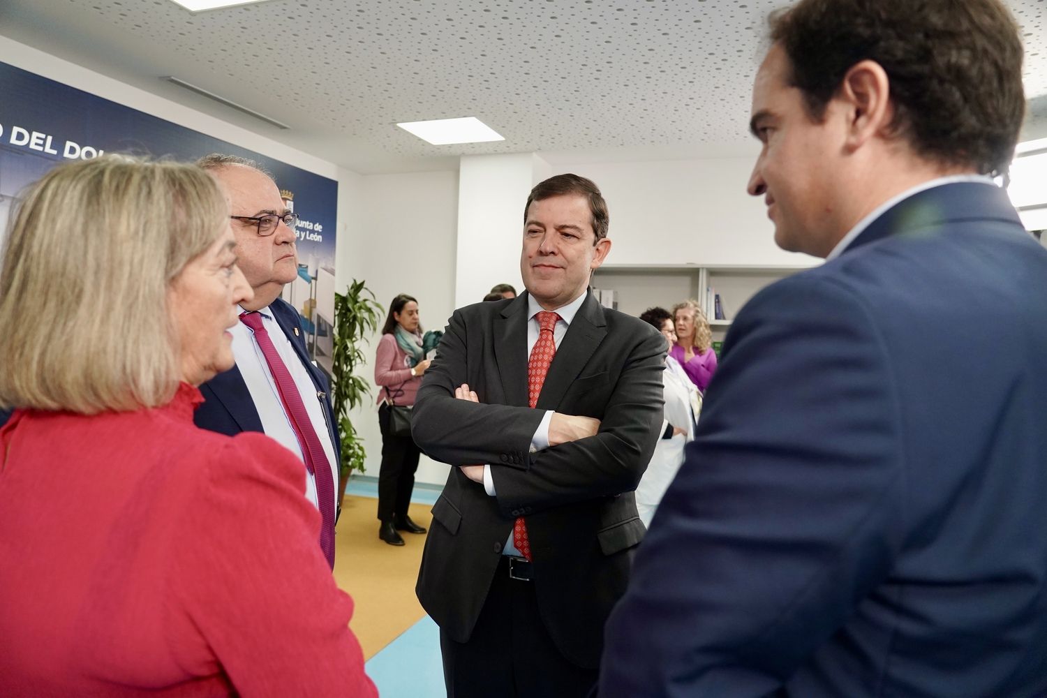 Visita del presidente de la Junta, Alfonso Fernández Mañueco, a la Unidad de Afrontamiento Activo del Dolor Crónico del Centro de Salud El Ejido | Campillo / ICAL