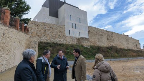 Visita del presidente de la Junta, Alfonso Fernández Mañueco, a la muralla romana de Astorga