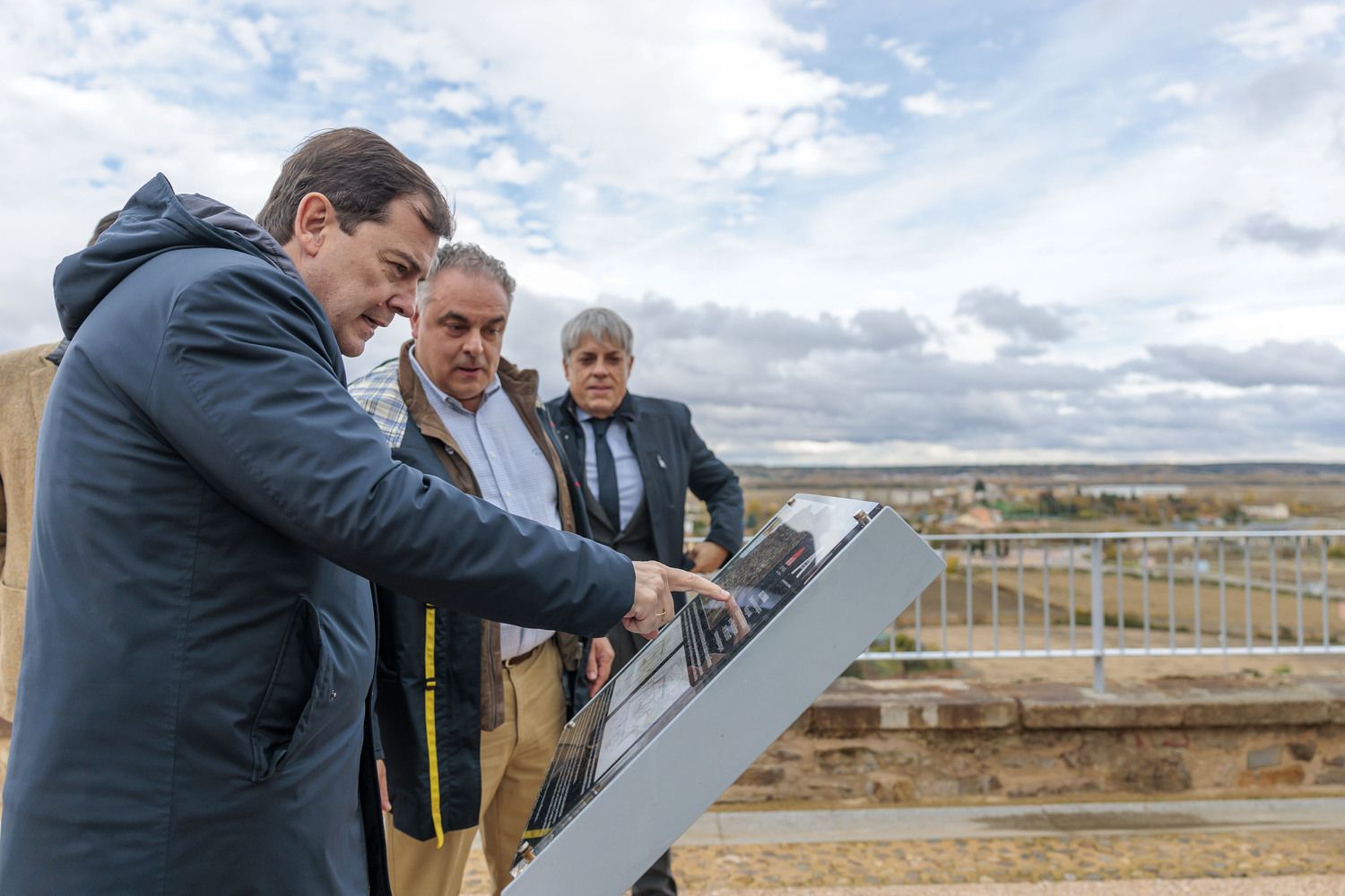 Visita del presidente de la Junta, Alfonso Fernández Mañueco, a la muralla romana de Astorga