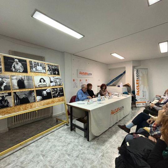 ALCLES dedica la nueva edición de su calendario solidario en el talento literario leonés