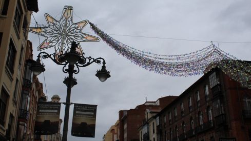 León ya prepara su Navidad: Las luces comienzan a decorar en el centro de la ciudad