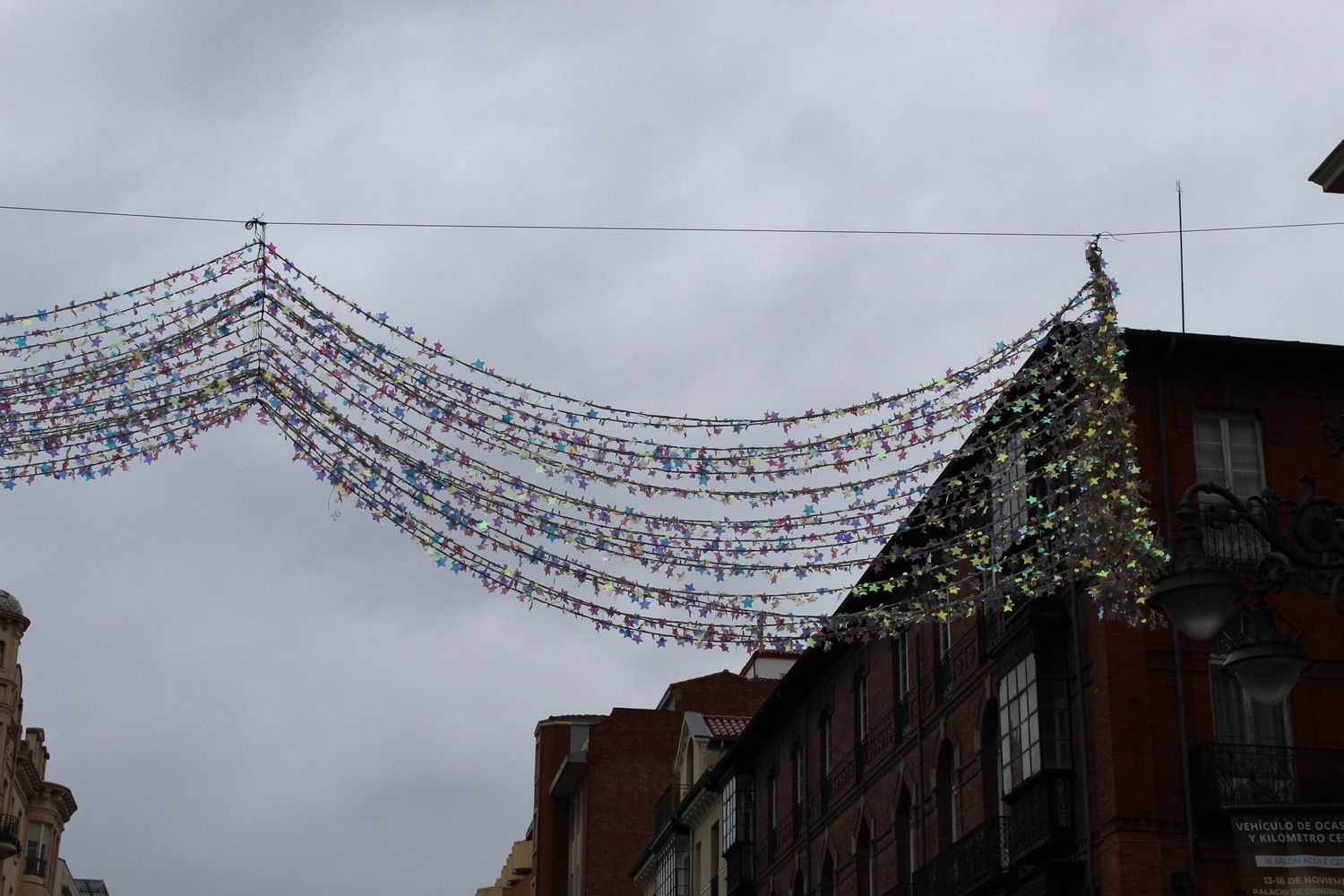 Iluminación navideña en la avenida de Ordoño II de León 