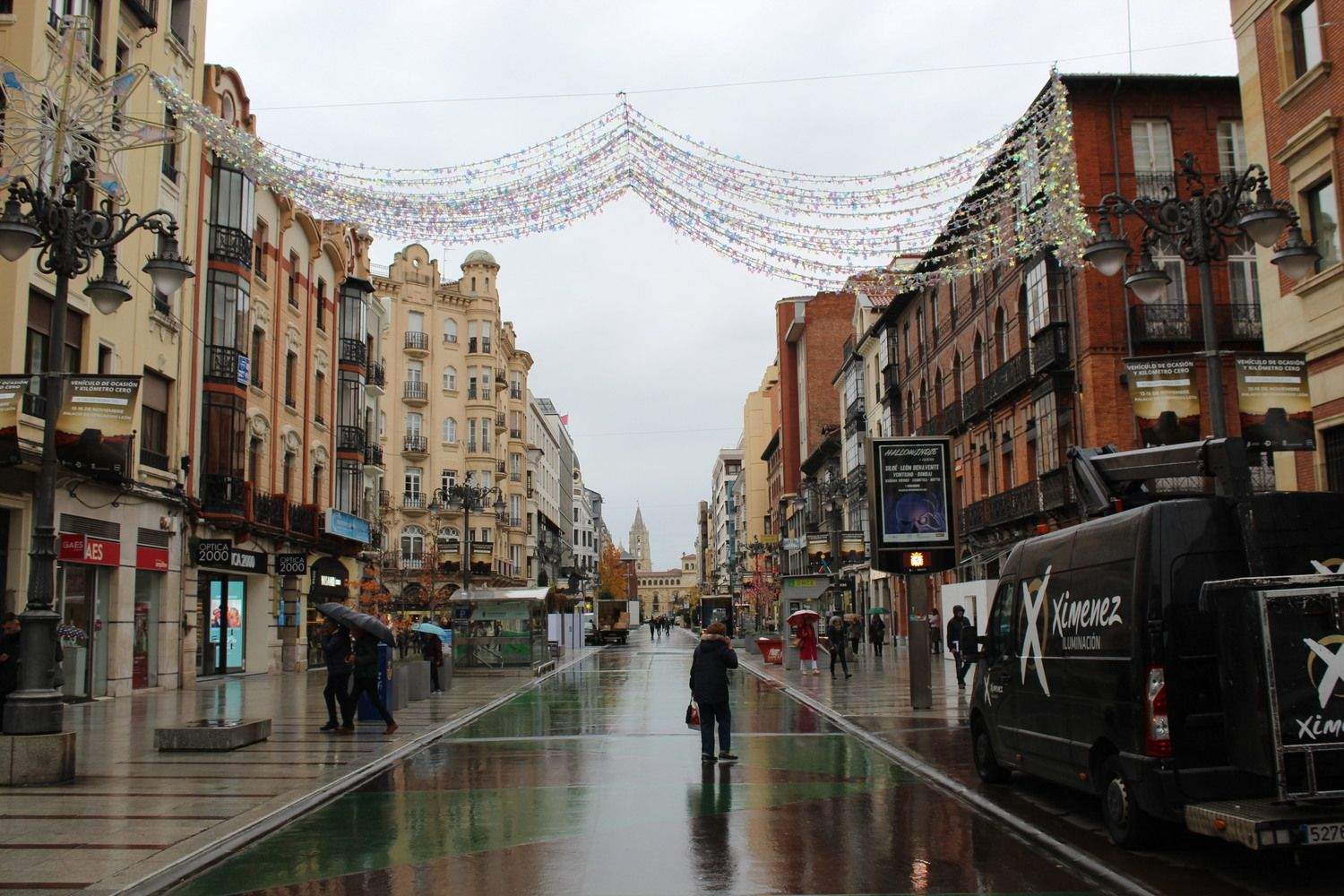 Iluminación navideña en la avenida de Ordoño II de León 