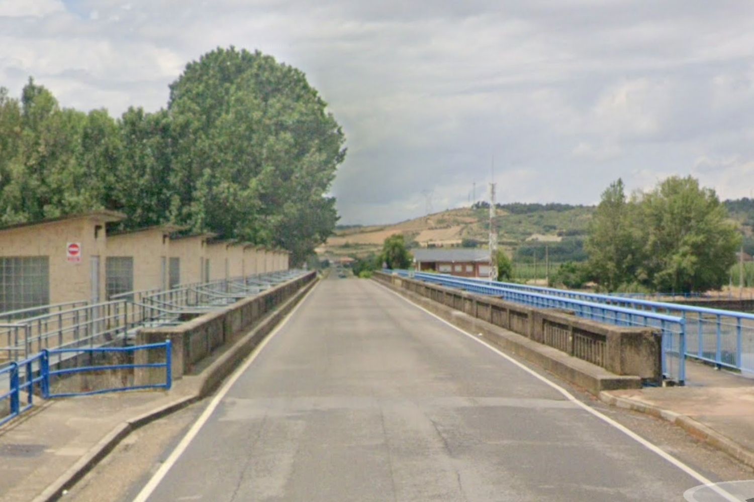 Herido tras chocar contra la esquina del puente de Santa Marina del Rey (León)