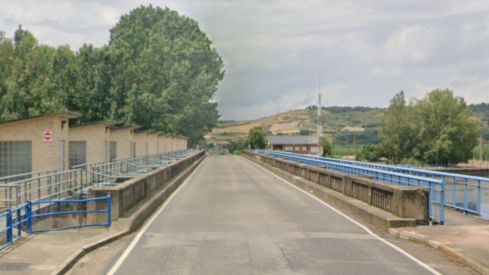 Herido tras chocar contra la esquina del puente de Santa Marina del Rey (León)