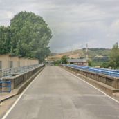 Herido tras chocar contra la esquina del puente de Santa Marina del Rey (León)