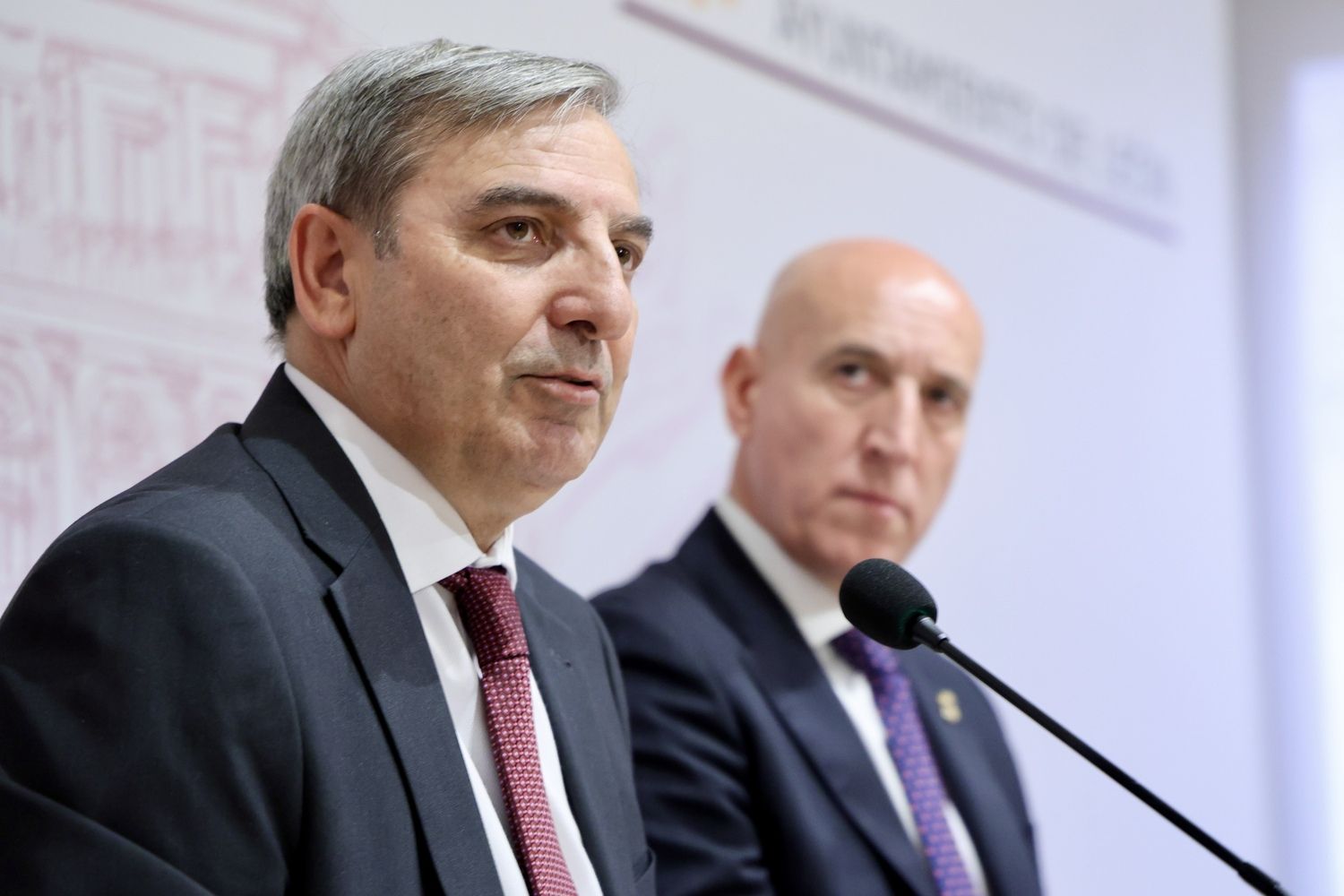 El consejero de Movilidad y Transformación Digital, José Luis Sanz Merino, firma junto al alcalde de León, José Antonio Diez, un convenio para la extensión de fibra para comunicaciones cuánticas | Campillo / ICAL