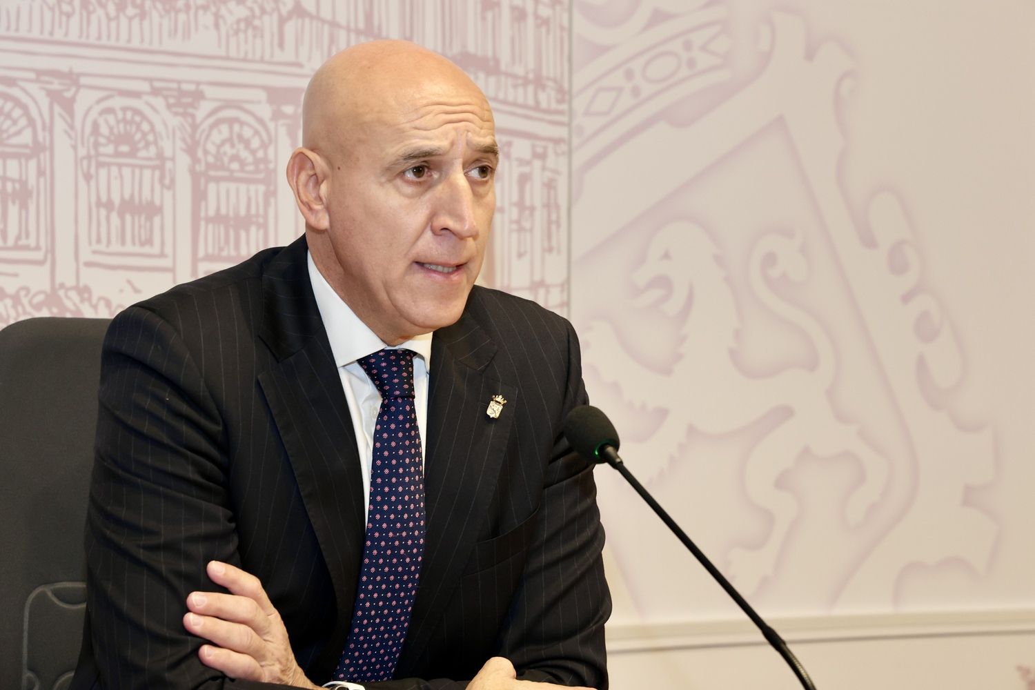 El alcalde de León, José Antonio Diez, en la firma de un convenio para la extensión de fibra para comunicaciones cuánticas | Campillo / ICAL