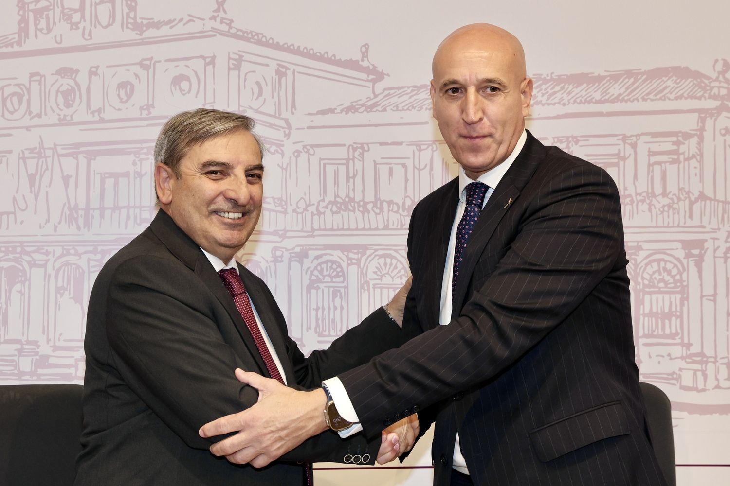 El consejero de Movilidad y Transformación Digital, José Luis Sanz Merino, firma junto al alcalde de León, José Antonio Diez, un convenio para la extensión de fibra para comunicaciones cuánticas | Campillo / ICAL