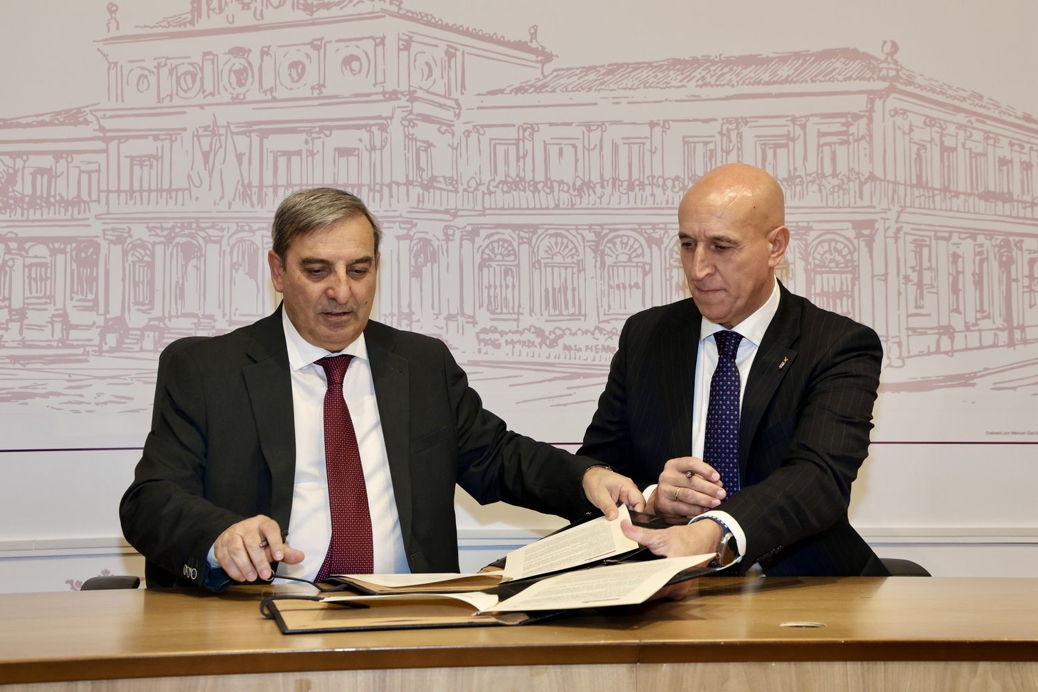 El consejero de Movilidad y Transformación Digital, José Luis Sanz Merino, firma junto al alcalde de León, José Antonio Diez, un convenio para la extensión de fibra para comunicaciones cuánticas | Campillo / ICAL