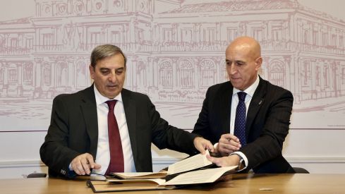 El consejero de Movilidad y Transformación Digital, José Luis Sanz Merino, firma junto al alcalde de León, José Antonio Diez, un convenio para la extensión de fibra para comunicaciones cuánticas | Campillo / ICAL