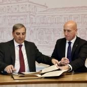 El consejero de Movilidad y Transformación Digital, José Luis Sanz Merino, firma junto al alcalde de León, José Antonio Diez, un convenio para la extensión de fibra para comunicaciones cuánticas | Campillo / ICAL