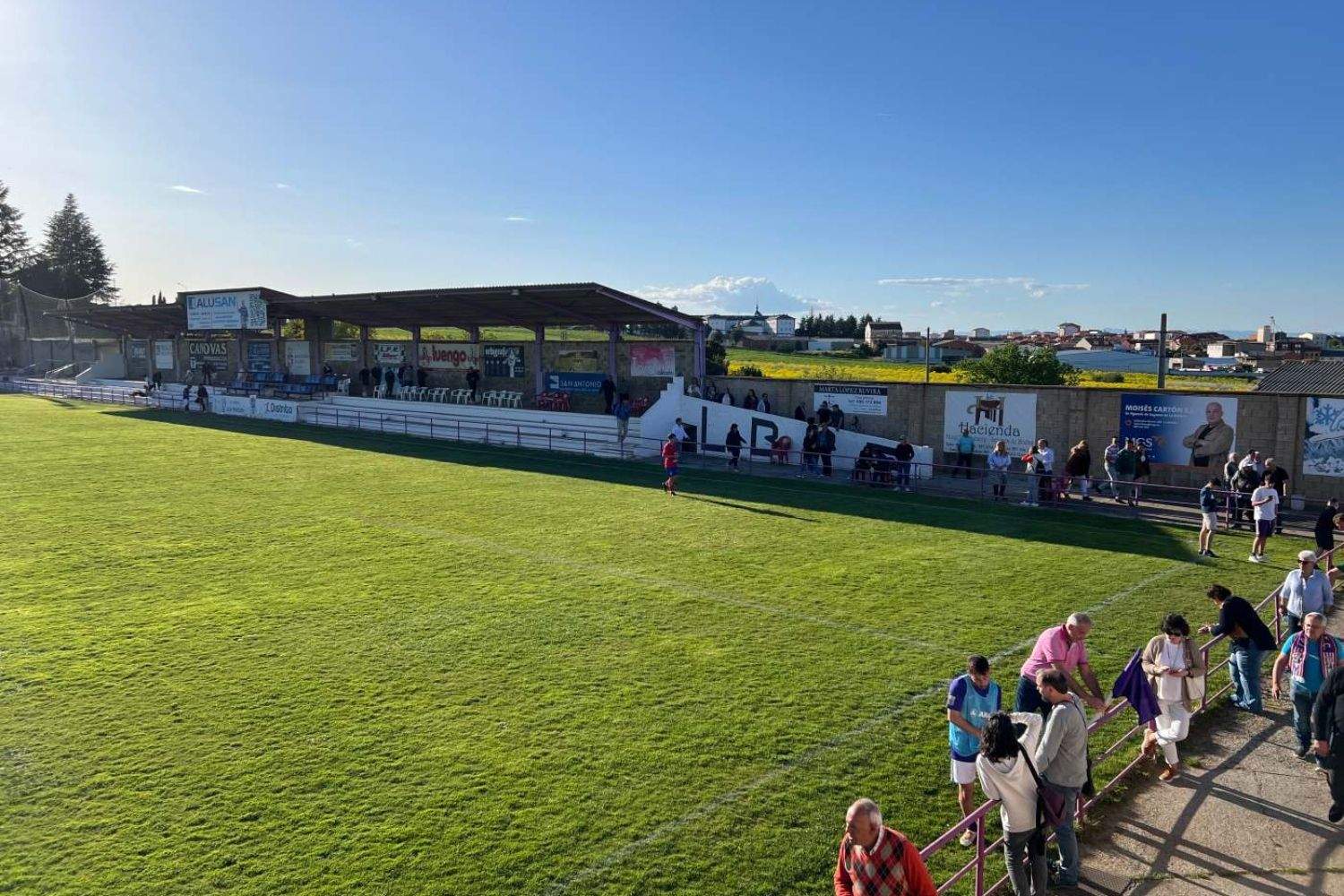 Deportes presupuesta 90.000 euros para modernizar el Estadio 'La Llanera' de La Bañeza