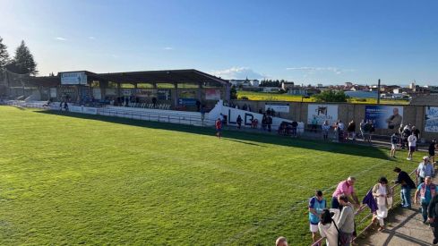 Deportes presupuesta 90.000 euros para modernizar el Estadio 'La Llanera' de La Bañeza