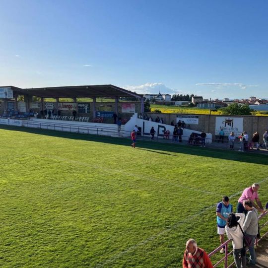 Deportes presupuesta 90.000 euros para modernizar el Estadio 'La Llanera' de La Bañeza