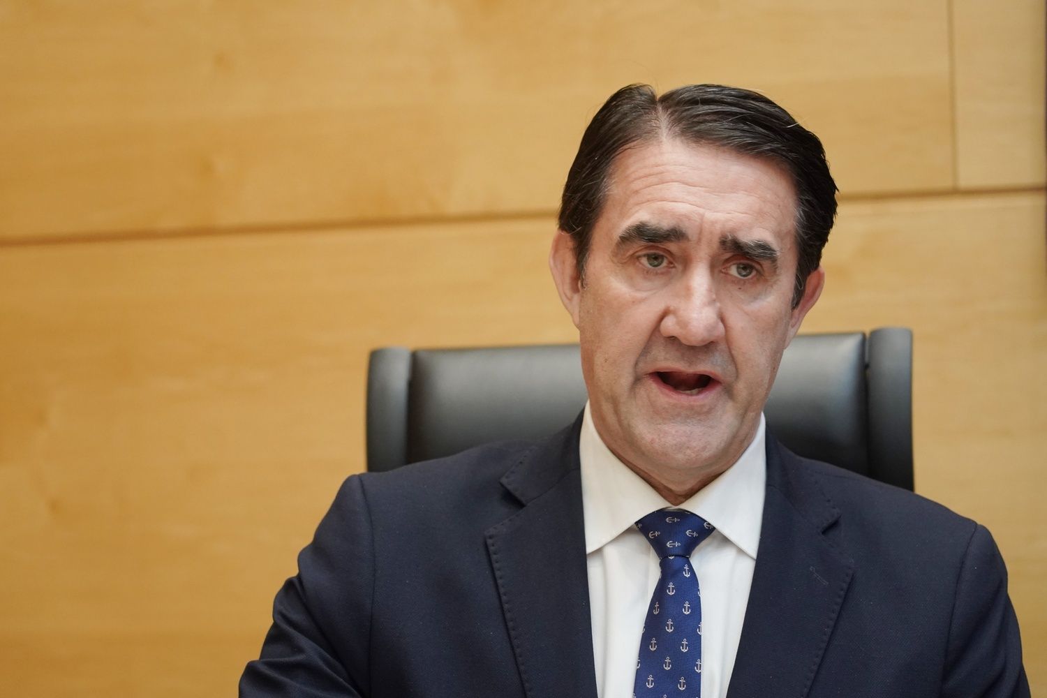 El consejero de Medio Ambiente, Vivienda y Ordenación del Territorio, Juan Carlos Suárez-Quiñones, comparece para informar sobre el proyecto de ley de PGC 2026, en lo relativo a su departamento | Rubén Cacho / ICAL