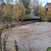 Cerradas las pasarelas sobre el Bernesga y el paso bajo el Puente de los Leones 