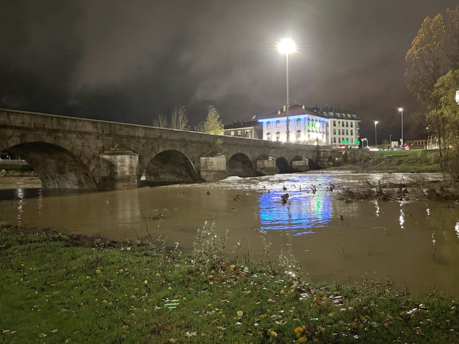 Río Torío a su paso por el puente de Puente Castro en León