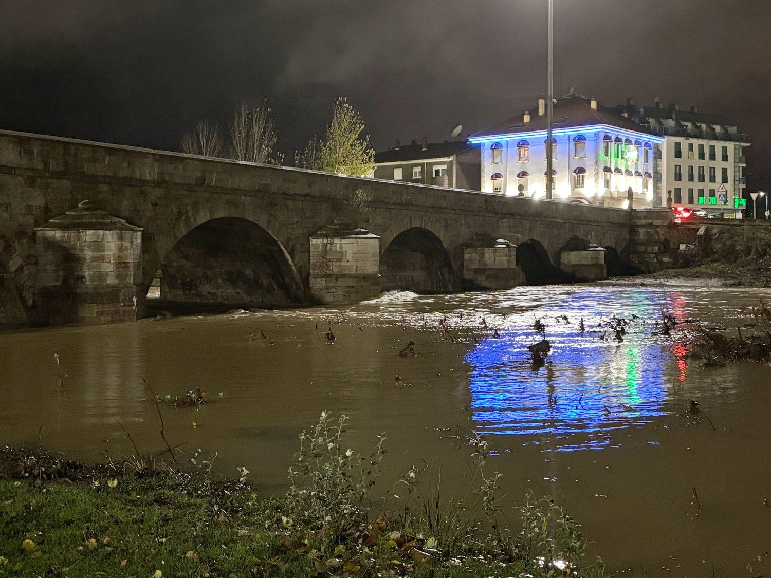 Río Torío a su paso por el puente de Puente Castro en León