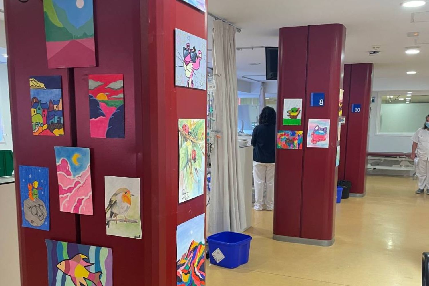 Los alumnos del taller de pintura del Ayuntamiento de Villaquilambre 'decoran' el Hospital de Día Oncohematológico