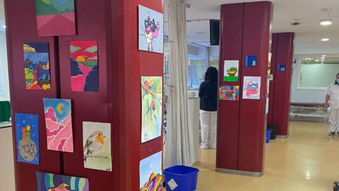 Los alumnos del taller de pintura del Ayuntamiento de Villaquilambre 'decoran' el Hospital de Día Oncohematológico