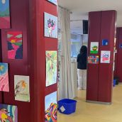 Los alumnos del taller de pintura del Ayuntamiento de Villaquilambre 'decoran' el Hospital de Día Oncohematológico