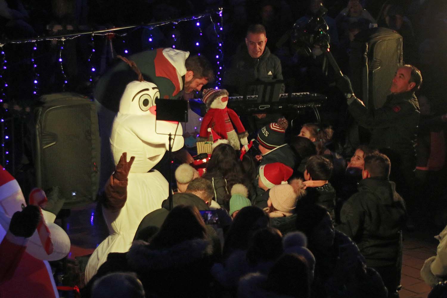 Almanza inaugura su iluminación navideña (5)