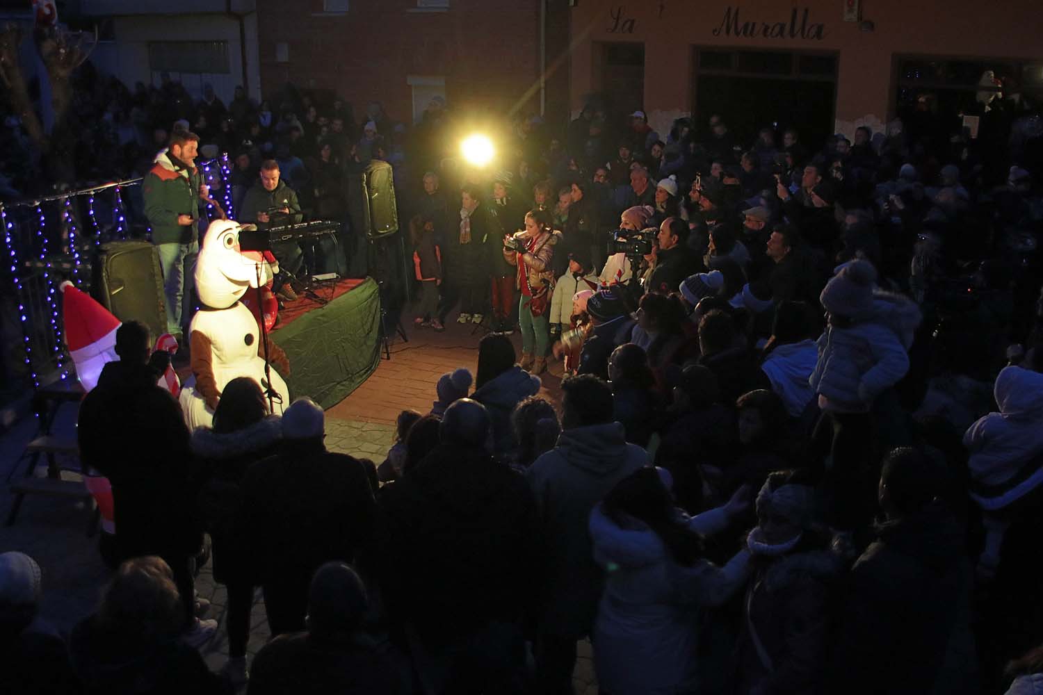 Almanza inaugura su iluminación navideña (6)