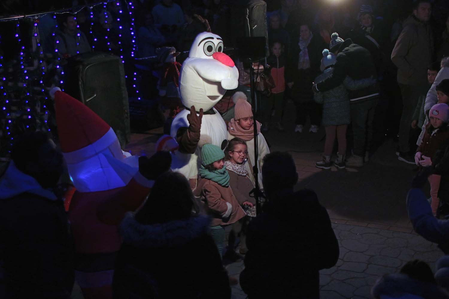 Almanza inaugura su iluminación navideña (7)