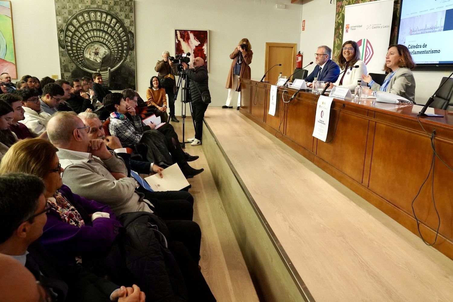 La Cátedra de Parlamentarismo de la ULE busca sinergias con empresas para hacer de León “un destino de turismo de cultura constitucional” | Campillo / ICAL