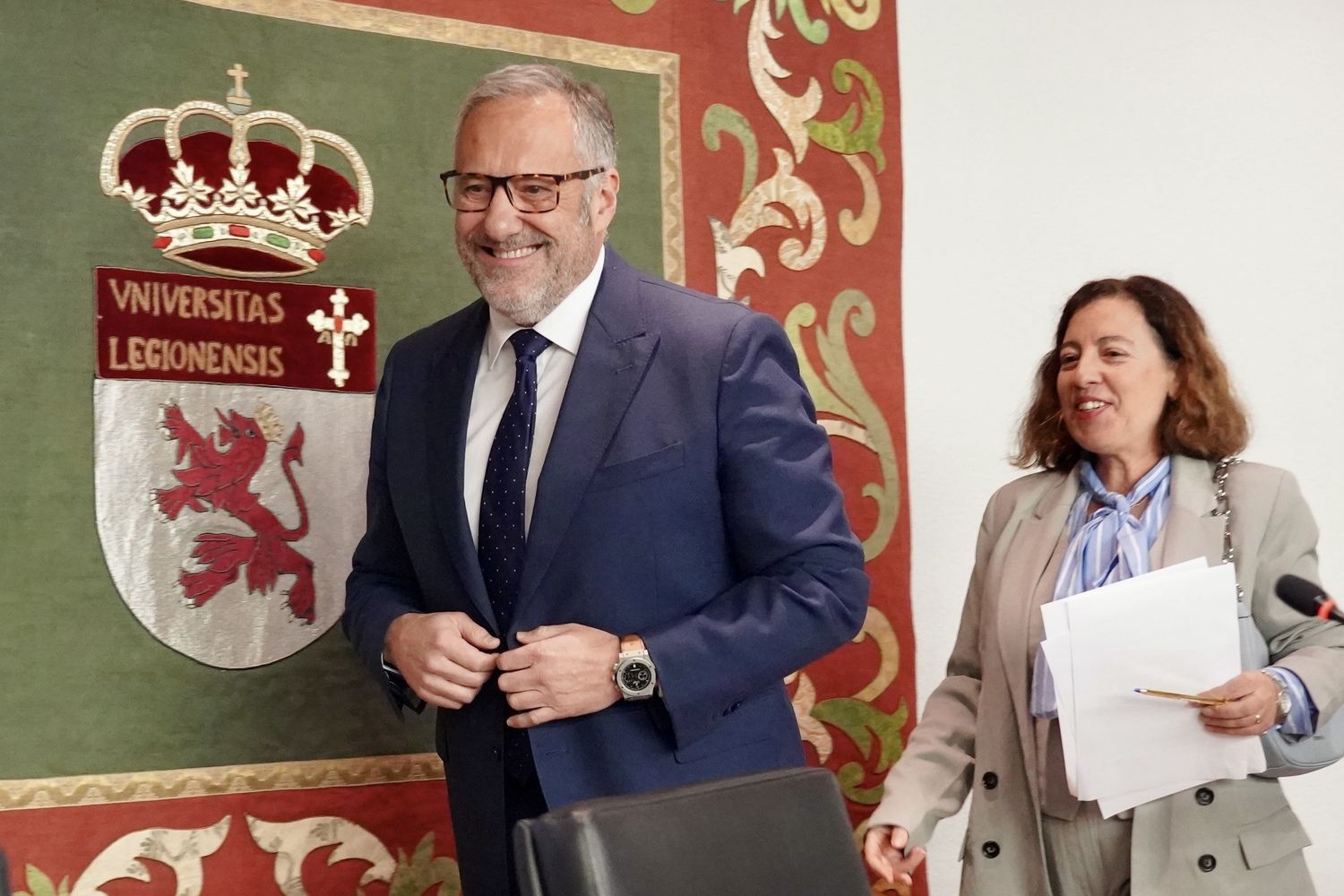 El presidente de las Cortes, Carlos Pollán, la vicerrectora de la ULE, Raquel Domínguez, y el presidente del Consejo Consultivo de CyL, Agustín Sánchez de Vega, presentan la Cátedra de Parlamentarismo de la ULE | Campillo/ ICAL