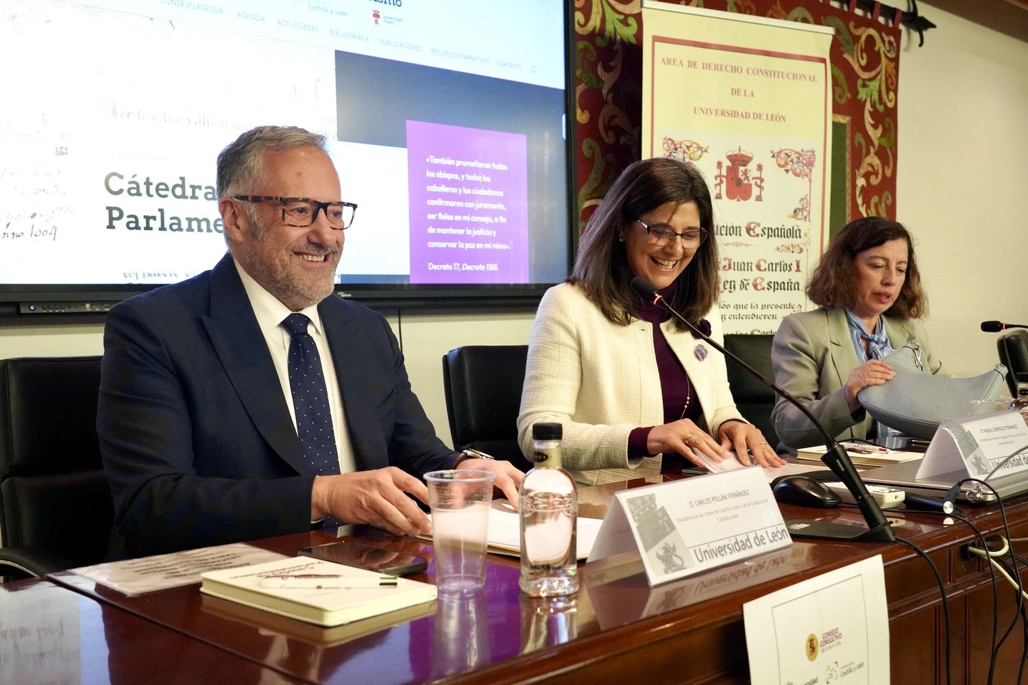 El presidente de las Cortes, Carlos Pollán, la vicerrectora de la ULE, Raquel Domínguez, y el presidente del Consejo Consultivo de CyL, Agustín Sánchez de Vega, presentan la Cátedra de Parlamentarismo de la ULE | Campillo/ ICAL