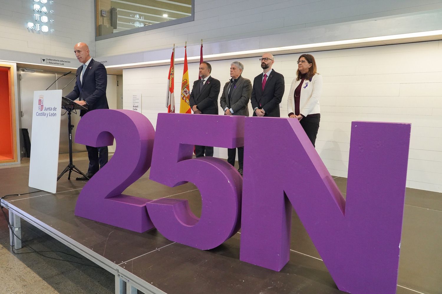 Acto institucional por el Día Internacional para la Eliminación de la Violencia contra las Mujeres en León | Campillo / ICAL