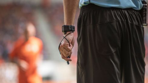 Imagen de un arbitro de fúbtol | IStock - Dziurek