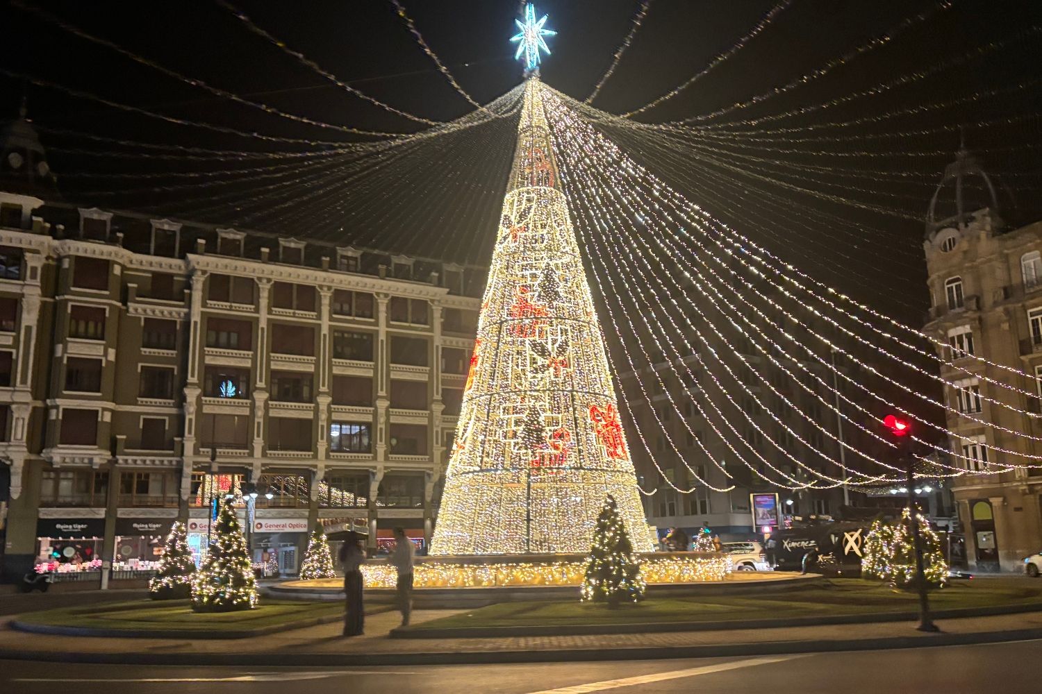Santo Domingo se adelanta al encendido: Una prueba muestra la iluminación navideña central en León