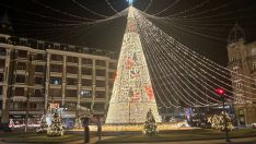 Santo Domingo se adelanta al encendido: Una prueba muestra la iluminación navideña central en León
