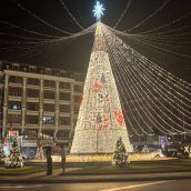Santo Domingo se adelanta al encendido: Una prueba muestra la iluminación navideña central en León