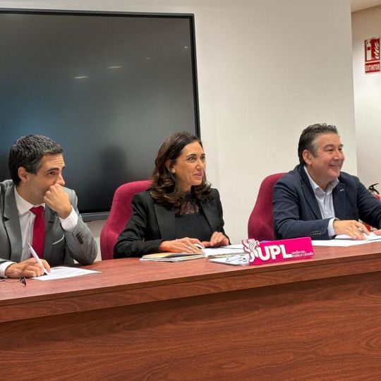 Carlos Salgado, presidente de UPL; Alicia Gallego, secretaria general  y Luis Mariano Santos, vicesecretario general