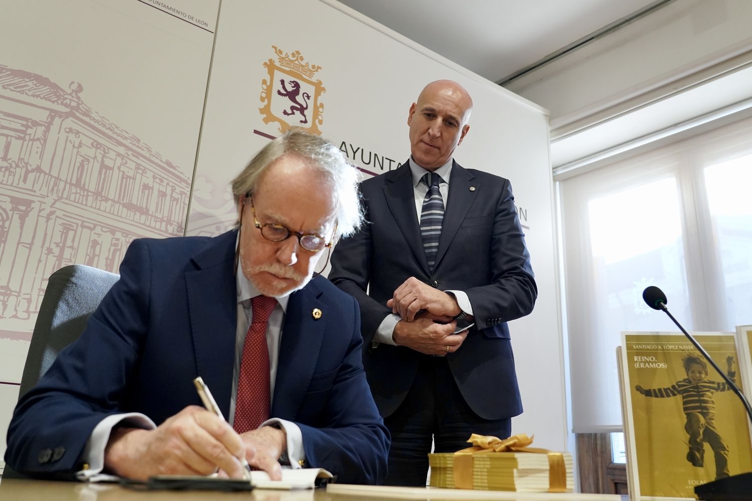 El alcalde León, José Antonio Diez, entrega el Premio González de Lama a Santiago A. López Navia por el poemario ‘Reino (Éramos)’ | Campillo / ICAL