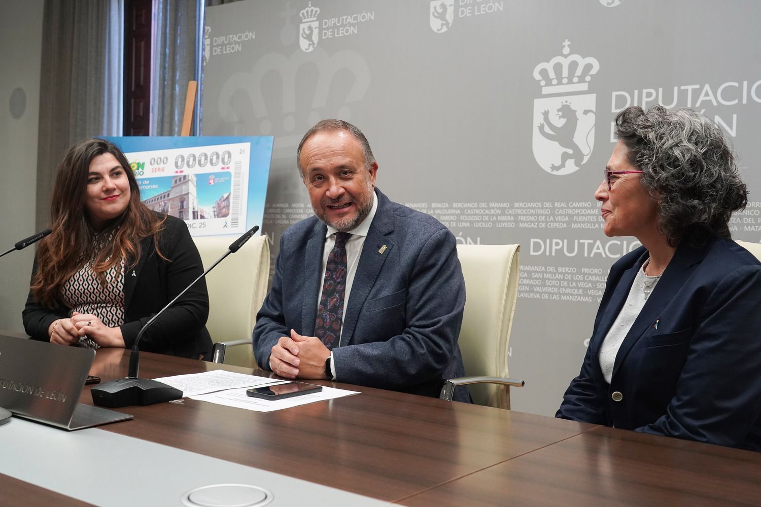 El presidente de la Diputación, Gerardo Álvarez Courel, presenta el cupón de la ONCE con la imagen del Palacio de los Guzmanes | Campillo / ICAL El presidente de la Diputación, Gerardo Álvarez Courel, presenta el cupón de la ONCE con la imagen del Palacio de los Guzmanes | Campillo / ICAL