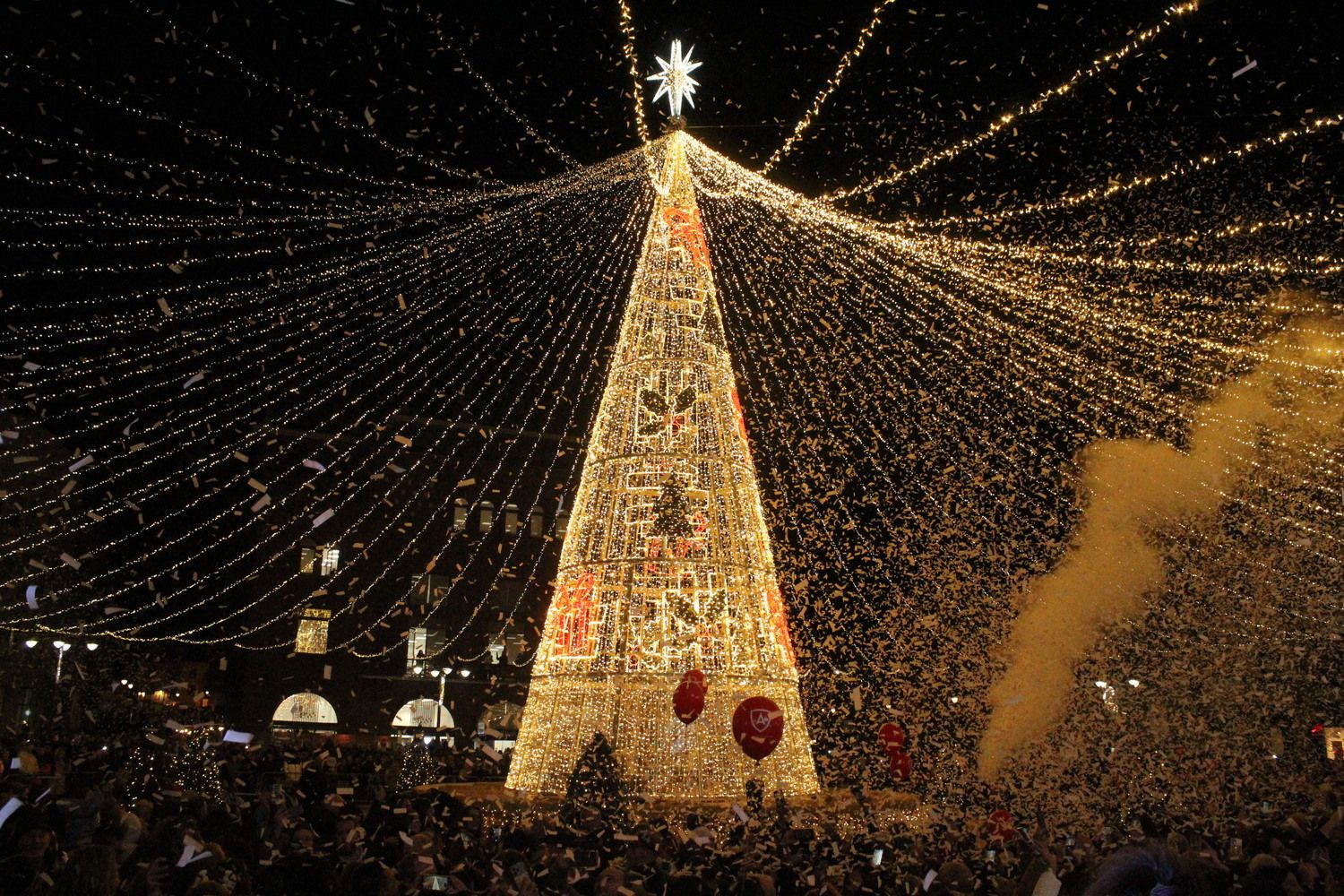 Encendido de las luces de Navidad en León | José Martín