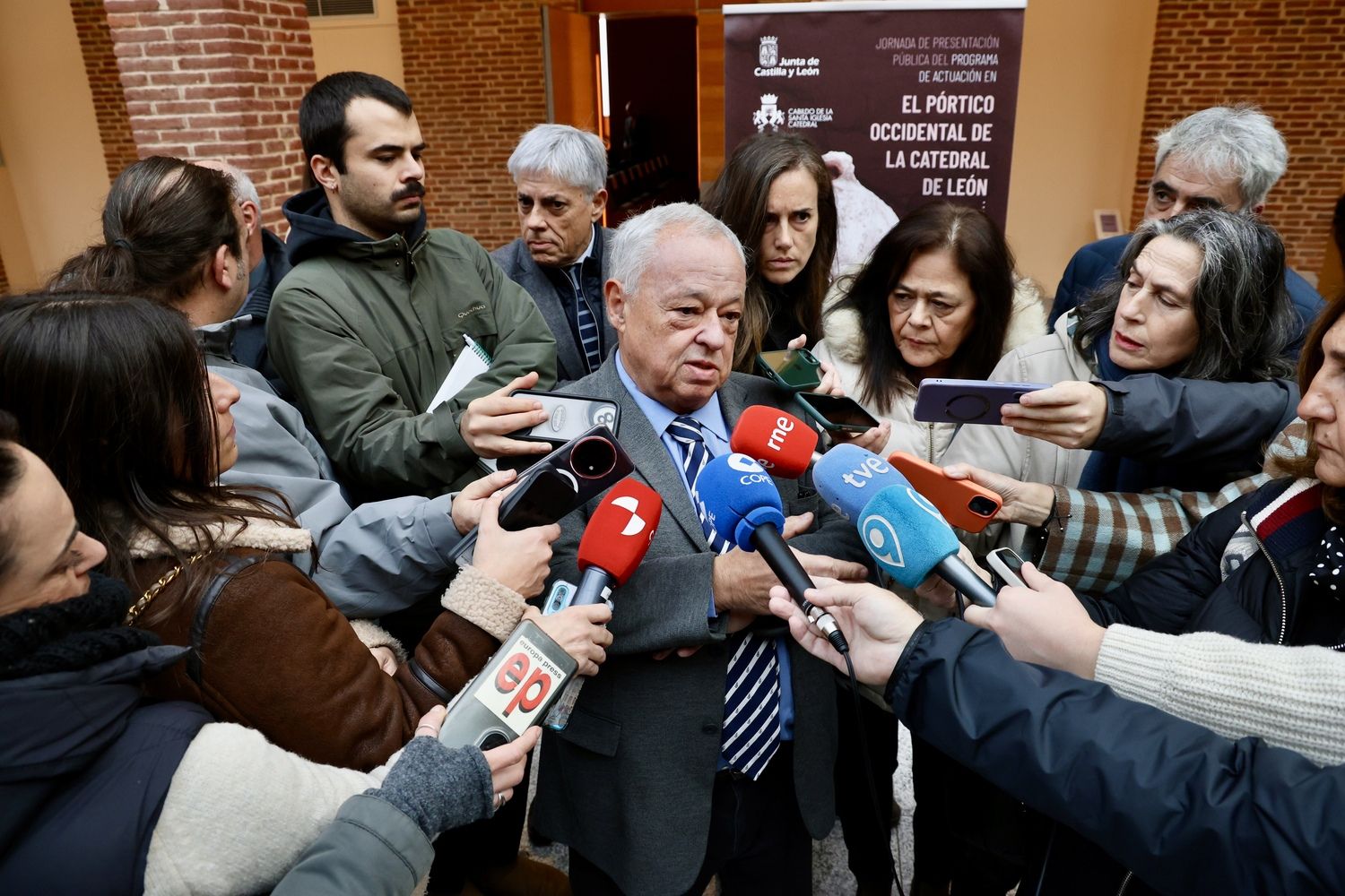 El consejero de Cultura, Turismo y Deporte, Gonzalo Santonja, inaugura la Jornada de presentación pública del programa de actuación en el pórtico occidental de la Catedral de León y de la réplica de una de sus esculturas | Campillo / ICAL