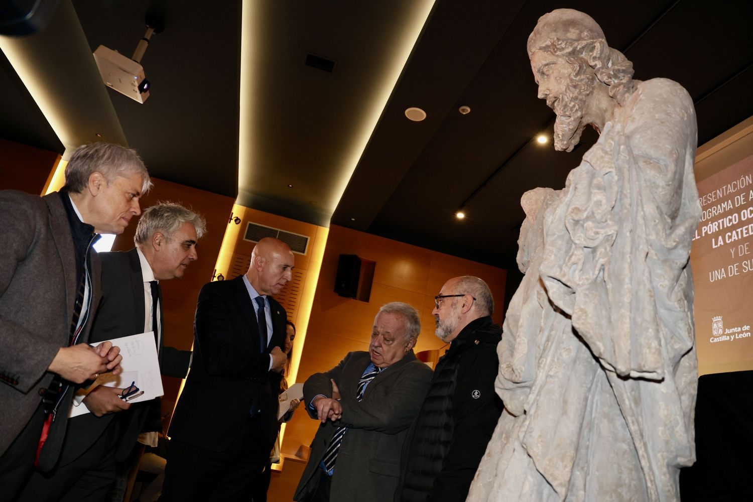 El consejero de Cultura, Turismo y Deporte, Gonzalo Santonja, inaugura la Jornada de presentación pública del programa de actuación en el pórtico occidental de la Catedral de León y de la réplica de una de sus esculturas | Campillo / ICAL