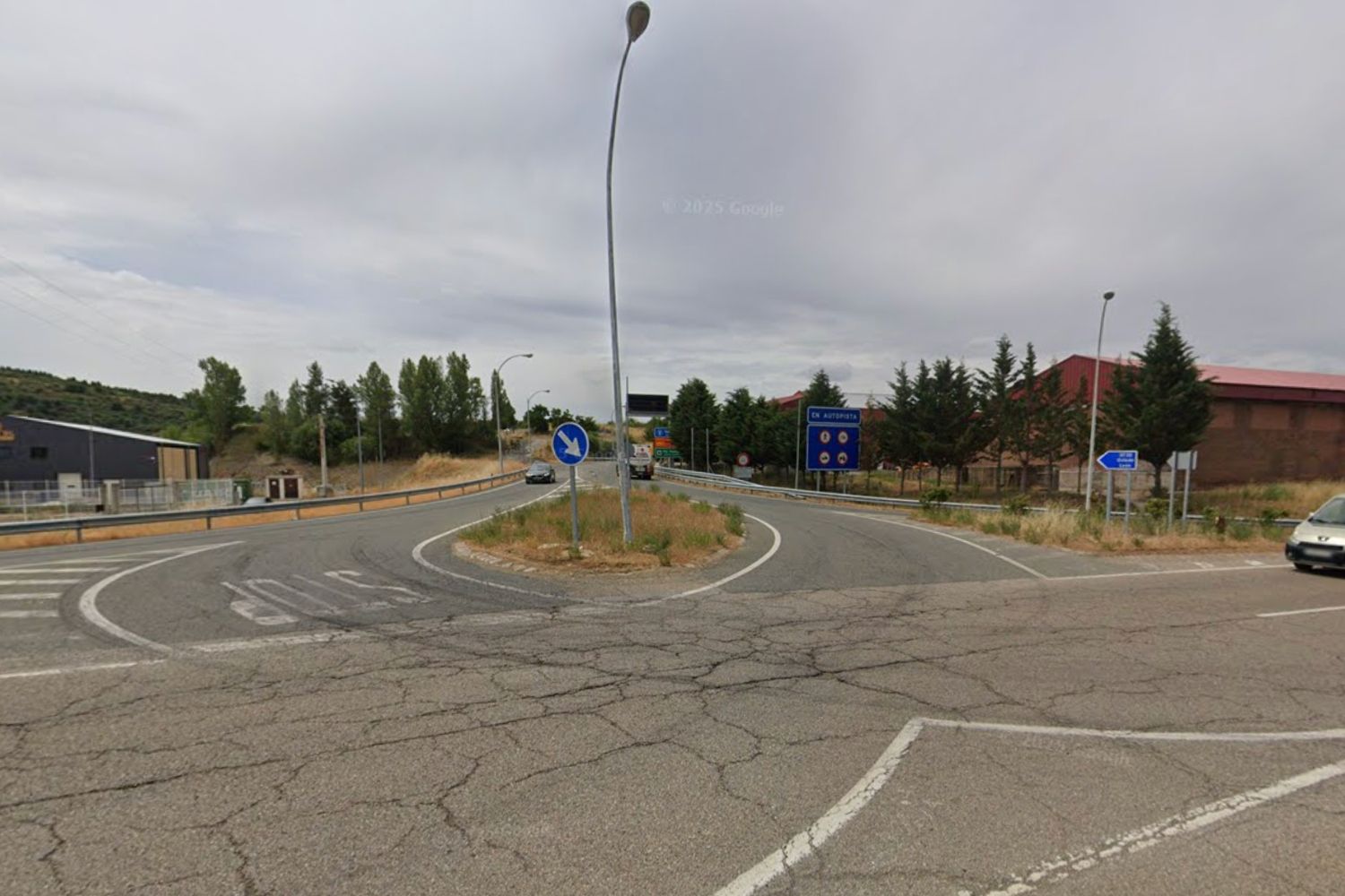 Herido en un accidente entre un furgón y un coche en la entrada de la AP-66 en Carrocera (León)