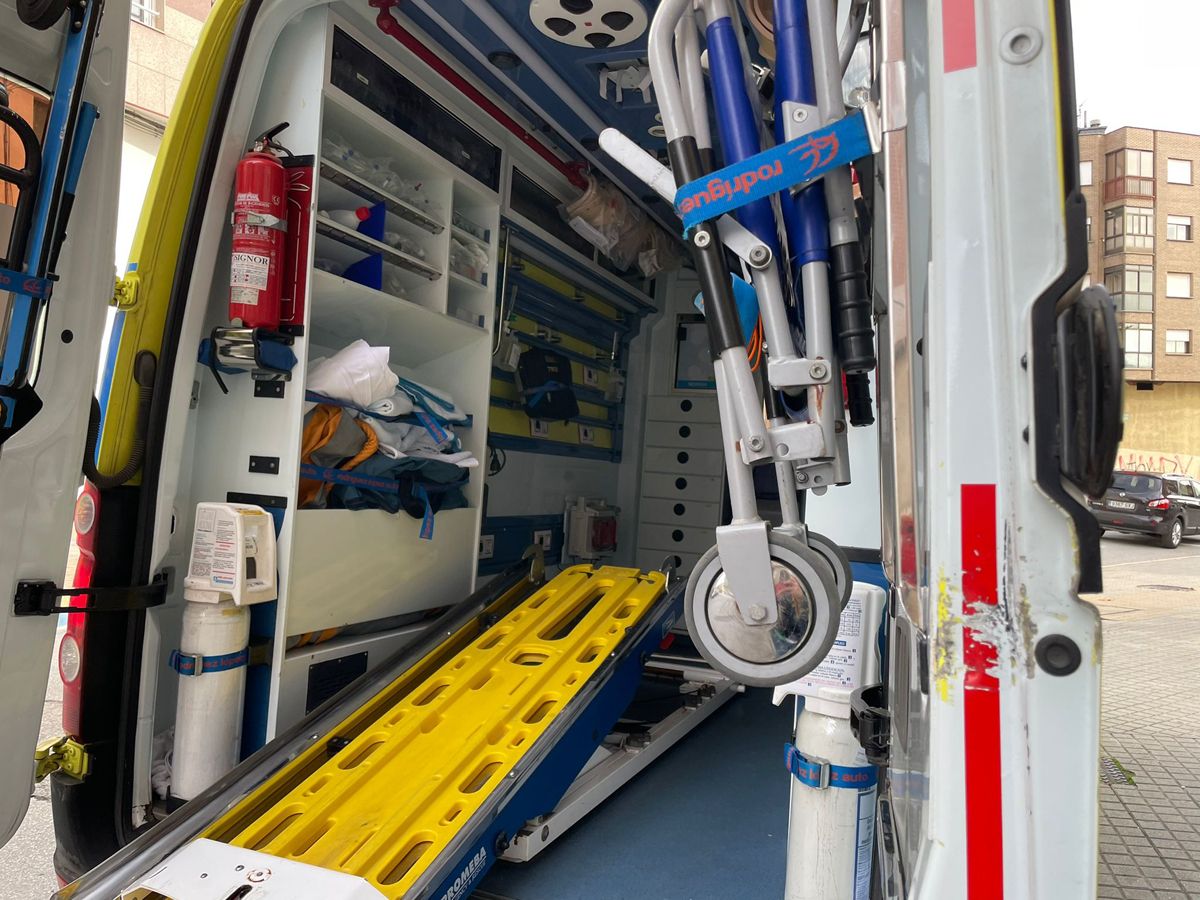 Ambulancia | Dos heridas, entre ellas una menor, en un accidente entre dos turismos en Laguna de Negrillos (León)