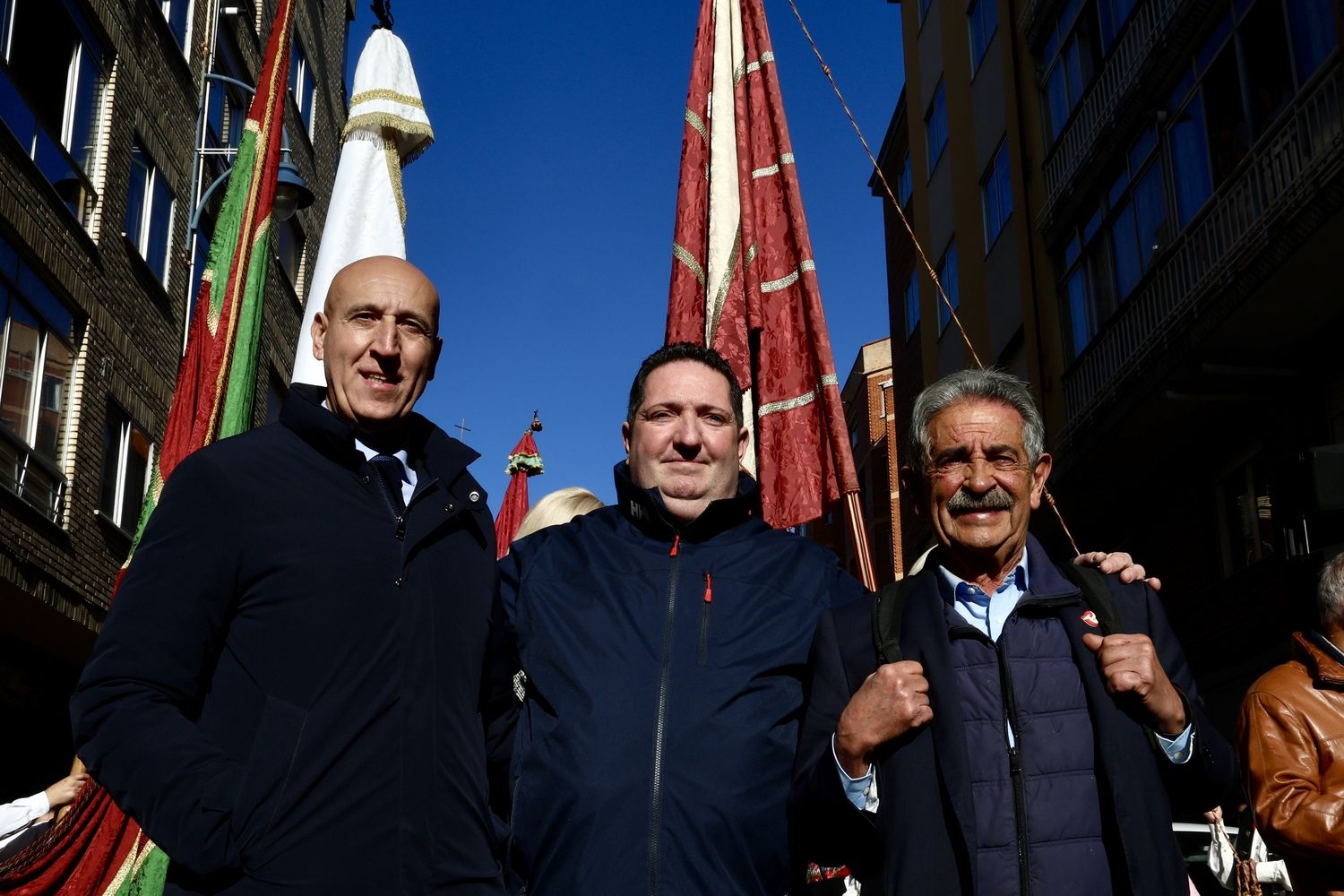 El expresidente de Cantabria Miguel Ángel Revilla y el alcalde de León, José Antonio Diez, encienden el poblado navideño del bar Azaila 1930 | Campillo / ICAL