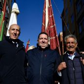 El expresidente de Cantabria Miguel Ángel Revilla y el alcalde de León, José Antonio Diez, encienden el poblado navideño del bar Azaila 1930 | Campillo / ICAL