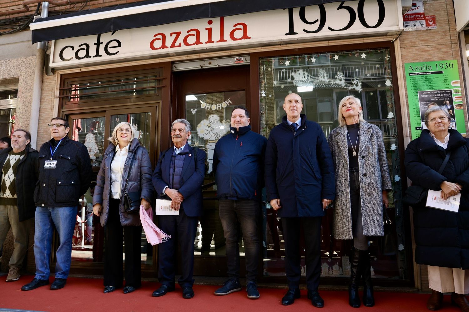 El expresidente de Cantabria Miguel Ángel Revilla y el alcalde de León, José Antonio Diez, encienden el poblado navideño del bar Azaila 1930 | Campillo / ICAL