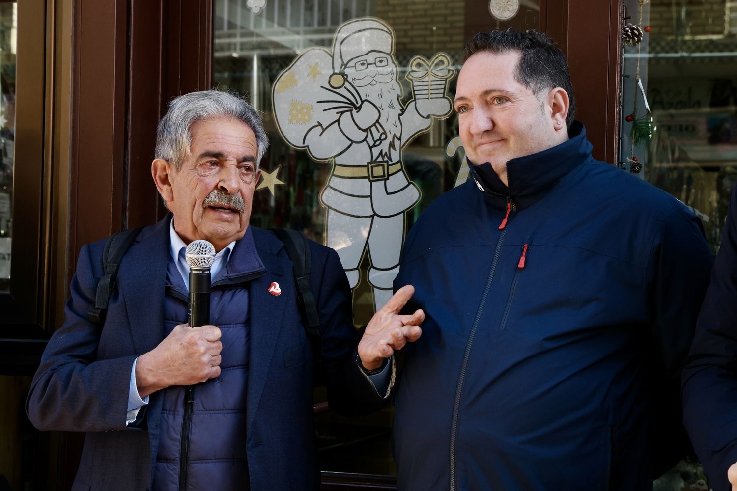 El expresidente de Cantabria Miguel Ángel Revilla y el alcalde de León, José Antonio Diez, encienden el poblado navideño del bar Azaila 1930 | Campillo / ICAL