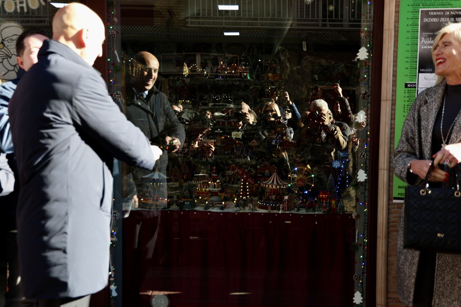 El expresidente de Cantabria Miguel Ángel Revilla y el alcalde de León, José Antonio Diez, encienden el poblado navideño del bar Azaila 1930 | Campillo / ICAL